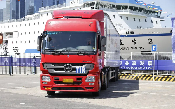 中国TIR车队激增30%抢占跨境物流新高地，司机月入2万难解行业内卷困局
